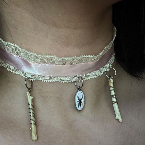 Bone Choker Necklace, Bone Jewelry Aesthetic, How To Charm Jewelry Witchcraft, Bones Accessories, Oddity Jewelry, Bones Witchcraft, Bones Jewelry, Pretty Bone, Bone Fashion