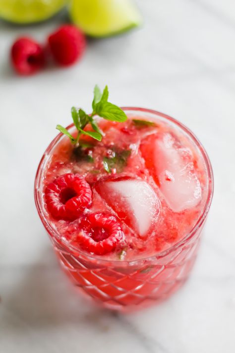 This Raspberry Bourbon Smash is the perfect Summer cocktail! Loaded with tons of fresh raspberries, cozy bourbon and fresh mint + lime! Delicious and refreshing! #bourboncocktails #raspberrycocktails #raspberrydrink #bourbon Raspberry Drink Recipes, Lemon Lime Margarita, Raspberry Drink, Raspberry Cocktail, Bourbon Smash, Lime Drinks, Coctails Recipes, Lime Margarita, Fresh Raspberries