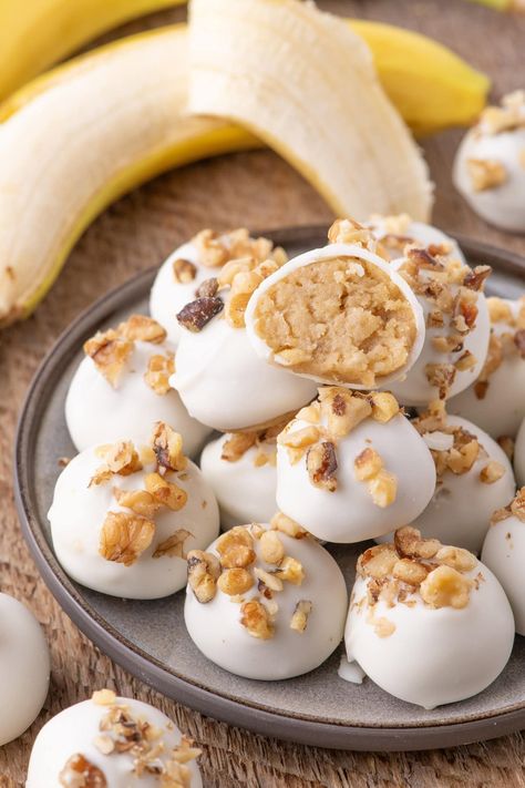 Fresh bananas, banana chips, golden Oreos, and cream cheese combined with a white chocolate shell create these sweet little no-bake banana truffles. Oreos And Cream Cheese, Banana Truffles, White Chocolate Banana, Pineapple Dream Dessert, Oreo Truffles Recipe, Bake Banana, Blueberry Breakfast Cake, Chocolate Lasagna, Blueberry Breakfast