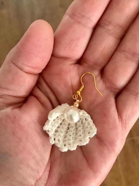 Crocheted earrings with pearl, in the shape of a shell. Crochet Shell Earrings, Wire Crochet Earrings, Crochet Earring Ideas, Cute Crochet Earrings, Crochet Earrings With Beads, Micro Crochet Earrings Pattern Free, Knitting Earrings, Crochet Shells, Earring Crochet