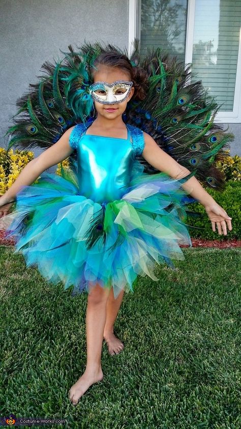 Ashley: This is my daughter Zia wearing a Peacock costume I made for her. I ordered the mask and unitard online. To make the back piece I started with a hand... Peacock Halloween Costume, Diy Karneval, Peacock Halloween, Peacock Tutu, Peacock Skirt, The Mask Costume, Peacock Costume, Diy Carnival, Bird Costume