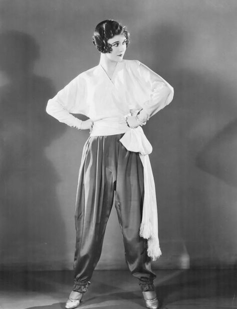 Dinah Boo-kley 🦇 on Twitter: "Ginger photographed for her first feature length film, YOUNG MAN OF MANHATTAN (‘30).… " 1920s Women, Paul Poiret, Fred And Ginger, 1920s Outfits, Black And White Movie, Liza Minnelli, Lindy Hop, Ginger Rogers, Lauren Bacall