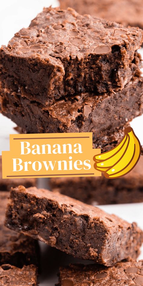 These banana brownies are so fudgy, with that amazing combination of chocolate chips and banana. Using mashed bananas is the perfect way to use up ripe bananas and make perfectly moist brownies. Brownie Types, 2023 Desserts, Chocolate Banana Brownies, Moist Chocolate Brownies, Banana Desserts, Banana Bread Brownies, Ripe Banana Recipe, Big Banana, Popular Desserts Recipes