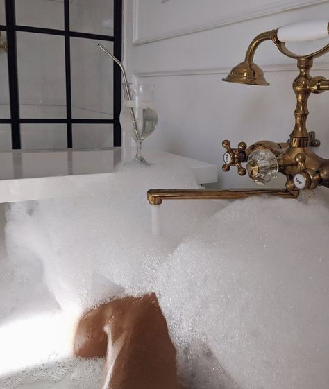 Addison Aesthetic, Bath Aesthetic, Bubble Baths, Bedtime Routine, Beige Aesthetic, Bubble Bath, Bath Time, Old Money, Dream Life