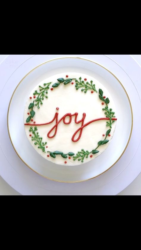 eatcakebemerry on Instagram: This is one of my fave Christmas cakes from last year! Simple and sweet. 😊 I wasn’t able to make as many holidays cakes as I wanted to… Cake Decorating Christmas Easy, Royal Iced Christmas Cake, Christmas Decor Ideas Cake, Square Christmas Cake Designs Simple, Christmas Cake Inspiration, 6 Inch Christmas Cakes, Painted Christmas Cake, Easy Cake Decorating Christmas, Christmas Wreath Cake Ideas