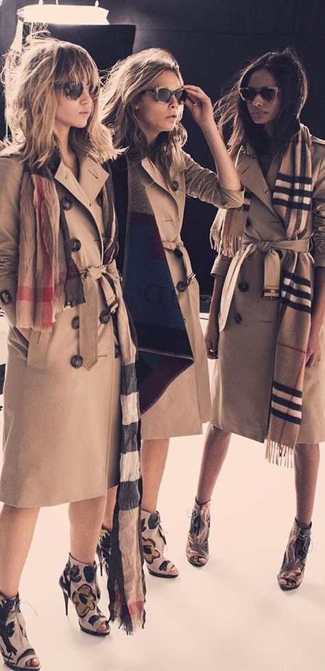 Trench, tacones y bufanda burberry Women In Trench Coats, Trenchcoat Style, Burberry Trenchcoat, Trench Coat Style, Burberry Trench, Burberry Scarf, Burberry Trench Coat, Coat Outfits, 가을 패션