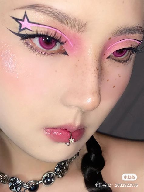 Star Eyeshadow Look, Pink Star Makeup, Black Eyeshadow Eyeliner, Y2k Eye Makeup, Star Makeup Look, Star Eye Makeup, Artsy Makeup Look, Purple Makeup Looks, Pink Eyeliner