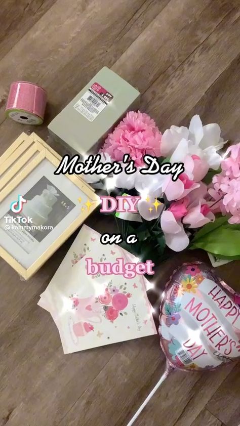 Diy Mother's Day Gift Basket, Crafts For Gifts, Diy Gifts For Mothers, Mothers Day Baskets, Diy Gifts For Mom, Diy Holiday Gifts, Diy Mothers Day Gifts, Diy Dollar Store Crafts, Cadeau Diy