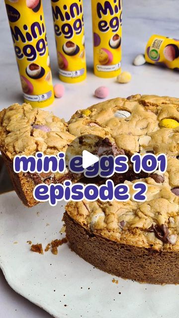 343K views · 23K likes | Becky Excell on Instagram: "Mini Egg Cookie PIE 😱😍  Mini Eggs 101 - Episode 2  I like my pies filled with chocolate eggs, how about you?  Want more mini egg recipes... follow along and you’ll see them first 🫶 episode 3 in around the corner 👀  Ingredients: 130g butter, melted 50g caster sugar 150g light brown sugar 1 large egg  1 tsp vanilla extract 280g gf plain flour 1/4 tsp xanthan gum (only needed if gf, ignore otherwise) 1 tsp bicarbonate of soda 1 tbsp cornflour  5 tbsp nutella or ANY chocolate spread 200g mini eggs, crushed 100g white chocolate chips  Method: 1) Preheat the oven to 160C Fan. Grease a 8inch loose bottomed round baking tin. 2) Add the melted butter and both sugars to a large bowl and mix together until combined. 3) Crack in the egg and vani Becky Excell, Mini Egg Recipes, Mini Eggs Cookies, No Egg Cookies, Mini Egg, Bicarbonate Of Soda, Chocolate Spread, Caramel Recipes, Mini Eggs