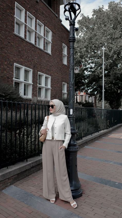 #portrait #hijabphotoshoot #outfitsideas #bajumuslim #ootdhijab #hijabmodern #outfitoftheday #hijaber #ootdhijabindo #Promo #photooftheday #gamis Blazer Outfits Hijab Formal, Ootd Kantoran, Bussines Casual Woman Outfit, Formal Hijab Outfit, Ootd Hijab Formal, Office Hijab, Bussines Casual Woman, Dubai Outfit, Outfit Outer