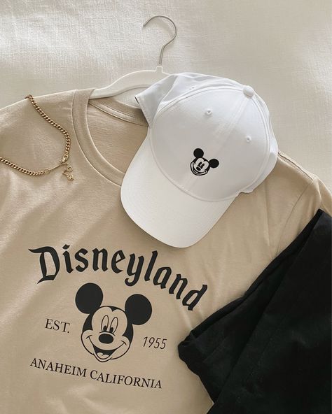 Vintage Mickey Mouse Shirt, Minimalist Disney Shirt, Disney Clothes Aesthetic, Disney Mom Aesthetic, Aesthetic Disney Shirts, Mickey Mouse Shirt Ideas, Disneyland Tshirt Ideas, Black Disney Outfits, Neutral Disney Outfits