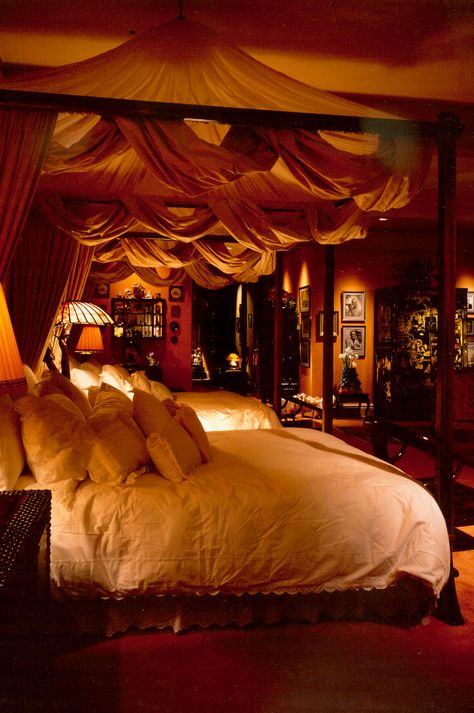 Traditional style master bedroom with a beautiful four post bed and bed canopy. Super King Four Poster Bed, Four Post Bed Ideas, Bed Post Ideas, Velvet Canopy Bed, Cozy Canopy Bed, Canopy Bed Aesthetic, Canopy Bed Wood, 4 Poster Bed Canopy, Diy Canopy Bed