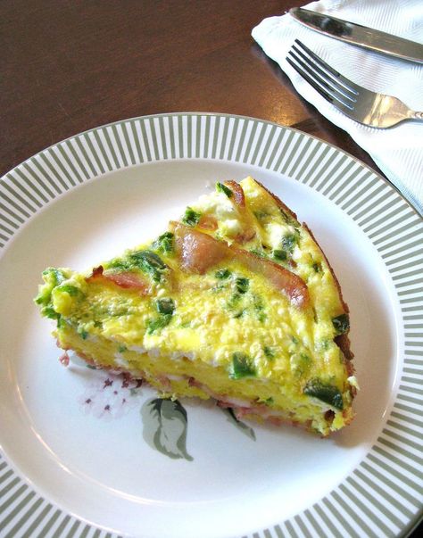 Easy to make, with eggs, bacon, jalapenos, and goat cheese, this Bacon Jalapeno Crustless Quiche can be on your table in just thirty-five minutes! Jalapeno Quiche, Cherry Tomato Tart, Veggie Quiche, Crazy Kitchen, Bacon Quiche, Mini Quiches, Stuffed Jalapenos With Bacon, Tomato Tart, Quiche Recipe