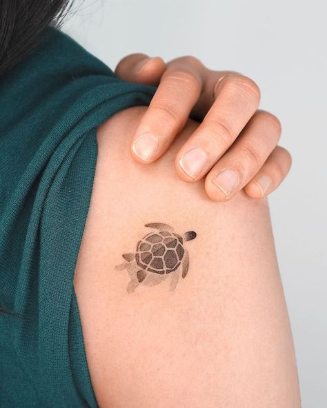 Small Turtle Tattoo, Hai Tattoo, Sea Turtle Tattoo, Turtle Tattoo Designs, Mom Tattoo Designs, Turtle Tattoo, Tattoo Stencil Outline, Shoulder Tattoos For Women, Tattoo Outline