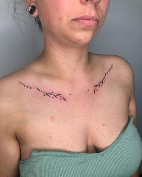 Collarbone Ornamental Tattoo, Lace Collar Bone Tattoo, Women’s Collarbone Tattoos, Ornamental Collarbone Tattoo, Ornamental Collar Bone Tattoo, Lee Know Collarbone, Colarbone Tattoo Girl, Collar Bone Tattoo, Body Art