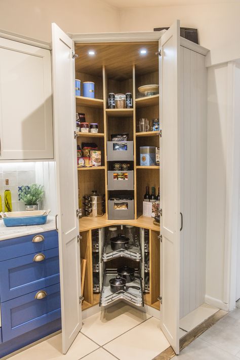 Dröm Hus Planer, Corner Kitchen Pantry, Kitchen Storage Ideas, Kitchen Larder, Corner Kitchen Cabinet, Bedroom Aesthetics, Corner Pantry, Pantry Remodel, Kitchen Pantry Design