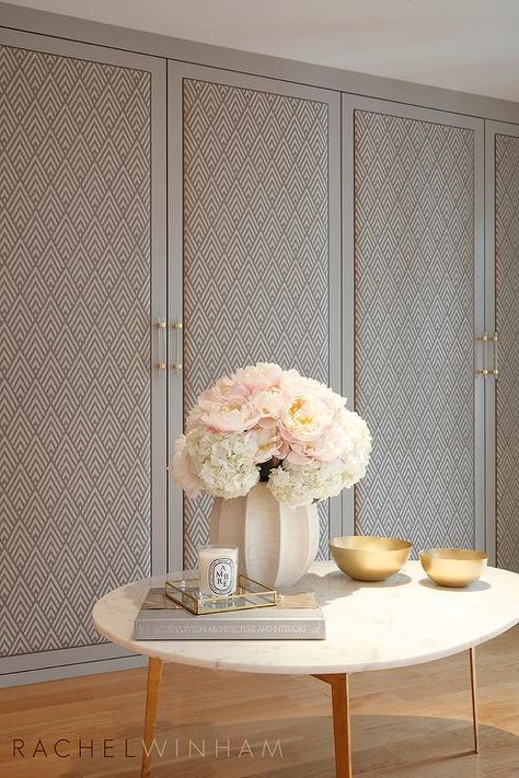 Elegant gray fabric closet doors embellished with brass and lucite vertical pull handles boast a geometric, triangular pattern that adds dimension and class. Dold Dörr, Bedroom Closet Doors, Doors Wooden, Wall Closet, Sliding Closet Doors, Bedroom Closet Design, Trendy Bedroom, Wardrobe Doors, Bedroom Doors