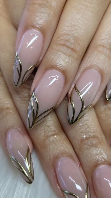 Chrome Line Nails Designs, Chrome Lines Nail Art, Designs On Chrome Nails, Nail Art Chrome Design, Original French Tip Nails, Structure Gel Nails Design, Nail Trends Right Now, Chrom Nail Art, Black Gold Nails Ideas