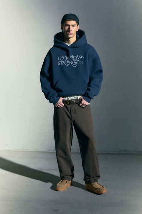 sweatshirt, hoodies aesthetic, graphic hoodies, sweatshirt outfit, sweatshirt outfit ideas, trendy hoodies, outfit ideas, classic sweatshirt, zip up hoodie, grey hoodie, slogan hoodie, varsity style Hoddies Outfits Men Poses, Hoodie Layering Outfit, Hoddies Outfits Men, Hoodie Layering, Hoddies Outfits, Flock Print, Pull N Bear, Outfit Making, Cotton Hoodie