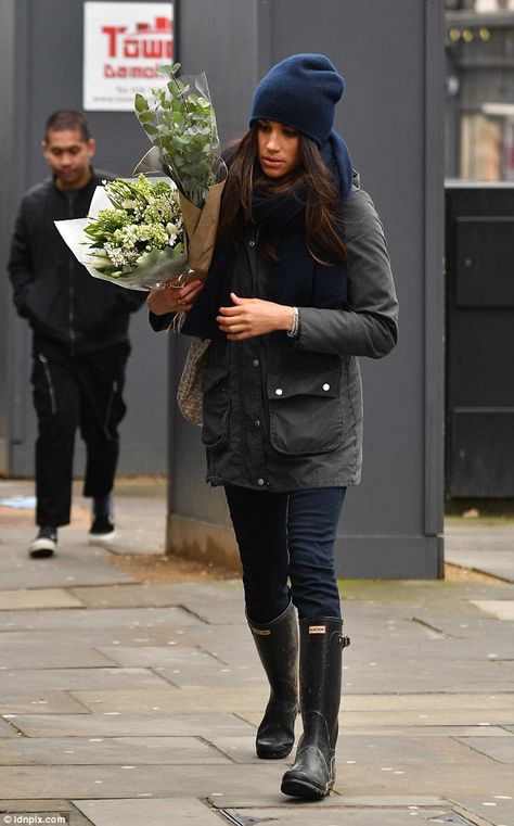 Suits actress Meghan, who is said to have practically moved into Harry's Kensington Palace cottage, looked chic in Hunter wellies and a Barbour coat for the occasion Welly Outfits, Hunter Wellies Outfit, Black Hunter Boots Outfit, Wellies Outfit, Barbour Jacket Women, Princ Harry, Suits Actress, Hunter Boots Outfit, Barbour Style