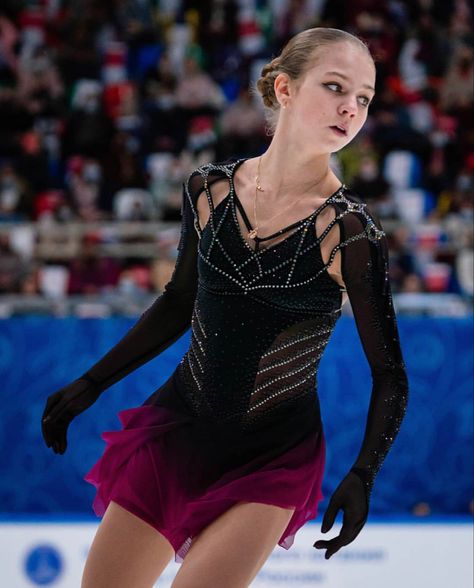 Gym Leotards, Sasha Trusova, Figure Skating Outfits, Russian Figure Skater, Figure Skating Costumes, Black Figure, Alexandra Trusova, Ice Skating Dresses, Ice Princess