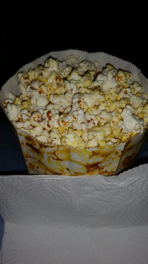 Popcorn Aesthetic, Aesthetic Cinema, Cinema Theatre, Food Gallery, Paloma, Popcorn, Snack Recipes, Cereal, Pie