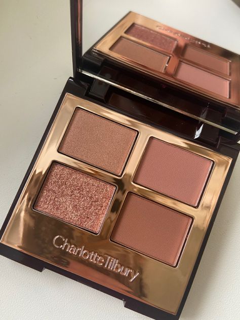 Makeup Charlotte Tilbury Eyeshadow Palette, Charlotte Tilbury Eyeshadow, Makeup Pinterest, Charlotte Tilbury Pillow Talk, Charlotte Tilbury Makeup, Makeup Accesories, Fancy Makeup, Brown Eyeshadow, Makeup Obsession