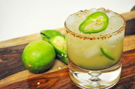 Passion Fruit Margarita Recipe, Pitcher Margarita Recipe, Citrus Sangria, Passion Fruit Margarita, Fruit Margarita, Rum Drinks Recipes, Mezcal Margarita, Spicy Cocktail, Jalapeno Margarita