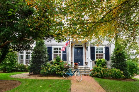 South Water Greek Revival Cottage - Patrick Ahearn Architect Greek Revival Cottage, Cottage Revival, Shingle Style Architecture, Patrick Ahearn Architect, Patrick Ahearn, Urban Island, Three Season Porch, Colonial Homes, Interior Staircase