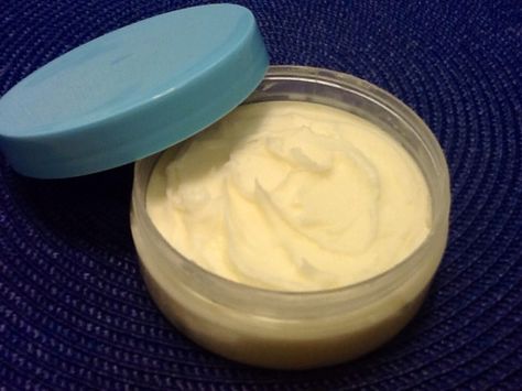 Over at Julie's: DIY ~ Homemade Deodorant/Antiperspirant Antiperspirant Diy, Diy Deodorant Spray, Coconut Deodorant, Kids Deodorant, Coconut Oil Baking, Baking With Coconut Oil, Deodorant Recipes, Baking Soda Face, Diy Deodorant