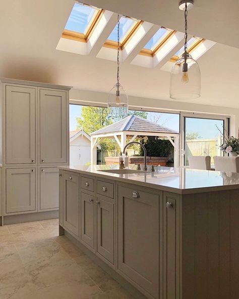 Instagram Skylight Kitchen, Open Plan Kitchen Diner, Open Plan Kitchen Dining, Open Plan Kitchen Living Room, Kitchen Dining Living, Wonderful Weekend, Kitchen Inspiration Design, Trendy Kitchen, Trendy Home