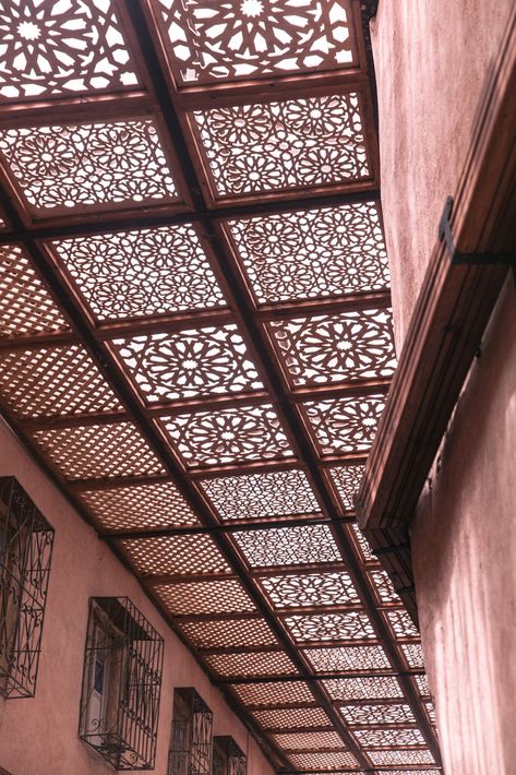 Contemporary Moroccan Architecture, Outdoor Ceiling Ideas, Light Design For Living Room, Rustic Ceiling Ideas, Syria Architecture, Souks Marrakech, Ceiling Interior Design, Marrakech Design, Souk Marrakech