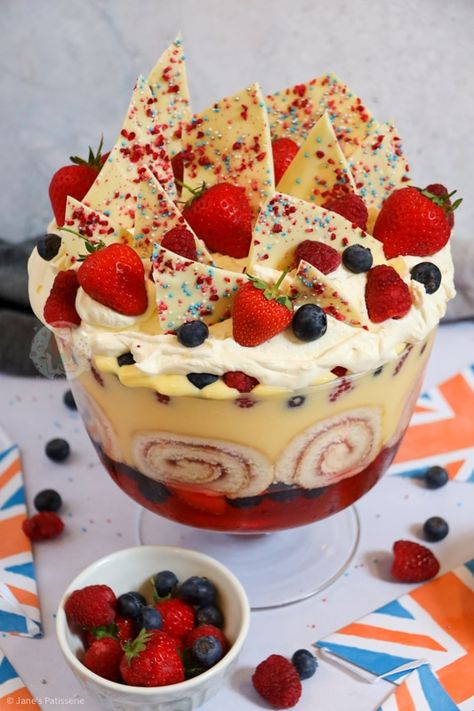 Jubilee Trifle - Jane's Patisserie Jelly Custard, Lemon Trifle, Pudding Trifle, Trifle Bowl Recipes, English Trifle, Trifle Dessert Recipes, English Desserts, Janes Patisserie, Berry Trifle