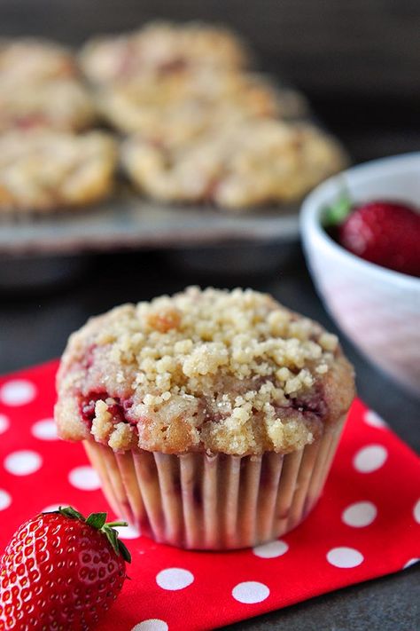 Strawberry Crunch Muffins, Bakery Style Baked Goods, Bakery Style Strawberry Muffins, Strawberry Baked Goods, Church Snacks, Strawberry Shortcake Muffins, Strawberry Muffin Recipes, Buttermilk Muffins, Fruit Muffins