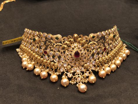 Choker Necklace Designs, Indian Bridal Jewelry Sets, Bridal Jewelry Vintage, Choker Designs, Gold Jewelry Simple Necklace, Gold Necklace Indian Bridal Jewelry, Bridal Jewelry Collection, Gold Wedding Jewelry, Black Beaded Jewelry