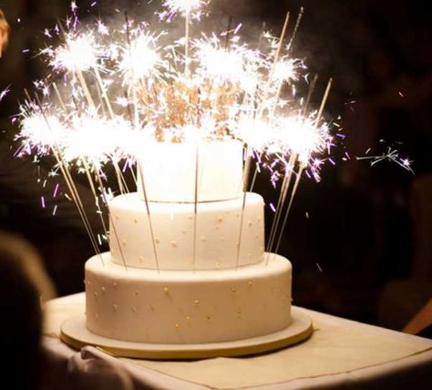 Beautiful sparkler cake! Birthday Candles Sparkling, Birthday Cake Sparklers, Cake Sparklers, Sparkling Candle, Nursing Cake, Wedding Fireworks, Inside Cake, Sparkler Candles, Nye Wedding