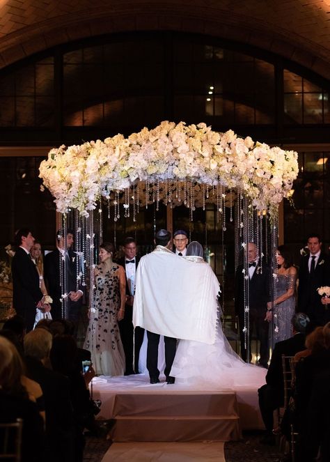 Chuppah Flowers, Jewish Wedding Traditions, Church Aisle, Wedding Chuppah, Jewish Wedding Ceremony, Inside Weddings, Wedding Altars, Wedding Inside, Jewish Wedding