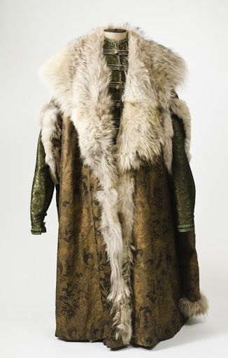 Big Fur Coat, Winter Cloak, Medieval Clothes, Winter Outfits Warm, Fairytale Fashion, Snow Outfit, Fur Clothing, Fantasy Clothing, Fantasy Fashion