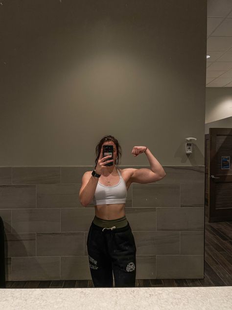 Biceps Aesthetic Women, Muscle Inspo Women, Muscular Girl Aesthetic, Strong Women Aesthetic, Lifting Weights Women Aesthetic, Women Gym Aesthetic, Girl Biceps, Girl Lifting Weights Aesthetic, Girl Lifting Weights