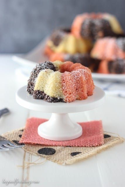 Mini Neapolitan Bundt Cakes Chocolate And Strawberry Cake, Mini Bunt Cake, Mini Bundt Cakes Recipes, Beyond Frosting, Breakfast Cakes, Cake Decorating Books, Chocolate And Strawberry, Mini Torte, Mini Bundt