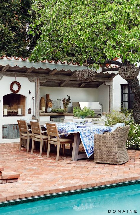 If you like the look of warm, welcoming old-world homes, Spanish Revival might be the style for you. We've already explored some of the classic architectural and interior elements of this type of design. Now, let's take a peek inside some kitchens to see how the style is expressed in the heart of the home. :) Spanish Porch, Backyard Dining Area, Spanish Courtyard, Backyard Dining, Outdoor Kitchen Design Layout, Spanish Style Home, Casas Coloniales, Rustic Kitchen Design, Spanish Style Homes