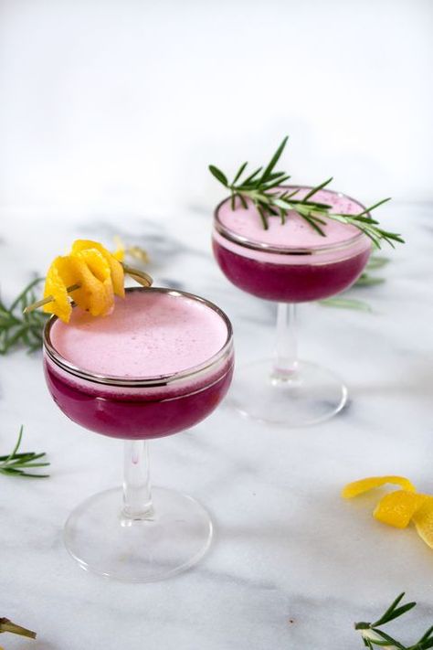 image Blueberry Gin, Best Gin Cocktails, Berry Cocktail, Cocktail Vodka, Gin Sour, Coctails Recipes, Gin Recipes, Best Gin, Gin Cocktail Recipes