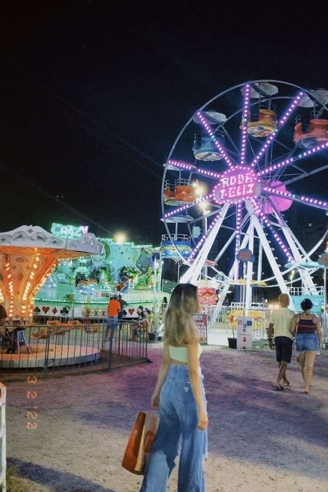 Top 10 Fun & Amazing Vacation Spots For Teenagers | Travel Ideas & Travel Guide Cute Ferris Wheel Pictures, Fair Pics Ideas, Instagram Fair Picture Ideas, Six Flags Photo Ideas, Cute Carnival Pictures, Aesthetic Carnival Pictures, Fair Outfits Ideas, State Fair Picture Ideas, Carnival Photo Ideas