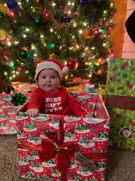 Baby In Gift Box Christmas Photo, 6 Month Christmas Photos, Christmas Ideas For 3 Month Old, Christmas Photo Baby Ideas, Christmas With Baby First, Christmas Baby Month Pictures, 5 Month Christmas Pictures, Christmas 4 Month Old Pictures, Christmas Gift Photoshoot