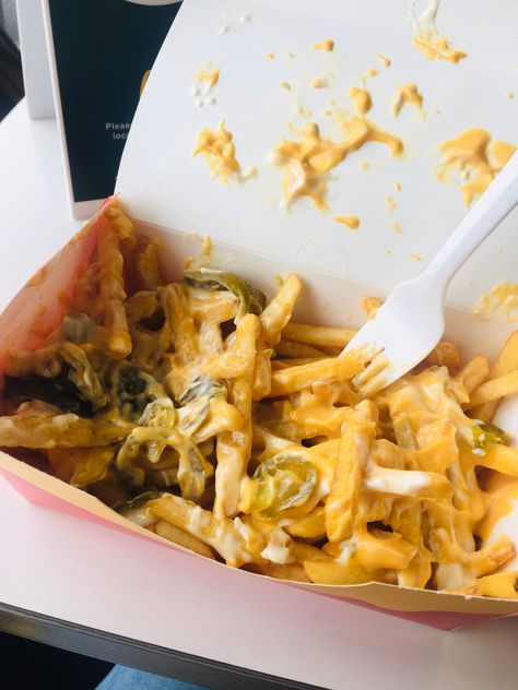 chillie cheese fries with jalapeños 💕 Jalapeno Cheese Fries, Chilli Fries, Chilli Cheese Fries, Food Content, Healthy Food Dishes, Food Babe, South African Recipes, Food Therapy, Yummy Comfort Food