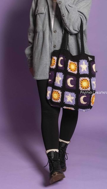 Sac Granny Square, Hexagon Cardigan, The Sun And Moon, Granny Square Bag, Crochet Stars, Crochet Fashion Patterns, Crochet Tote Bag, Fun Crochet Projects, Crochet Design