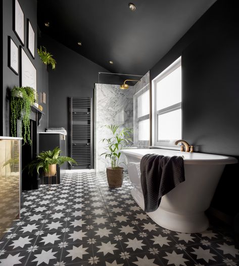 Bathroom Neutral, Gold Bad, Tiled Bathroom, Black And Gold Bathroom, Wallpaper Bathroom, Neutral Bathroom, Aesthetic Cartoon, Rustic Bathroom Vanities, Bad Inspiration