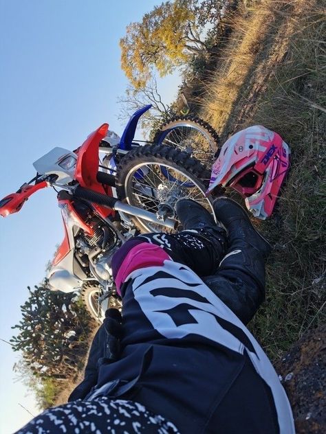 Motocross Couple, Motorcycle Couple Pictures, Motocross Girls, Nitro Circus, Motorcycle Couple, Motos Yamaha, Motocross Love, Image Moto, Motorcross Bike