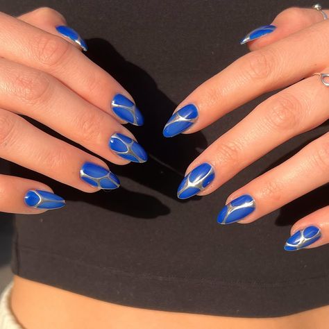 natural nails and electric blue💙⛓️ • • • #nails #nailart #chromenails #aura #auranails #chrome #silver #naildesign #naildesigns #electric Blue Electric Nails, Nails Electric Blue, Silver Blue Nails, Electric Blue Nails Design, Electric Blue Nails, No Crumbs Left, Blue Chrome Nails, Blue And Silver Nails, Kylie Nails