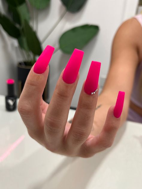 Dark Pink Matte Nails, Matte Pink Acrylic Nails, Nails Fucsia Hot Pink, Hot Pink Matte Nails, Pink Matte Nails, Pink Acrylic Nail Designs, Bright Pink Nails, Brown Acrylic Nails, Long Fingernails